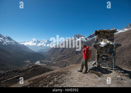 Ein Trekker in der Everest Region schaut auf das Khumbu-Tal in Richtung Pangboche, Khumbu-Region, Nepal Stockfoto