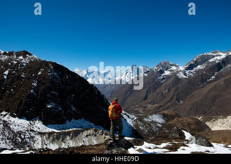 Ein Trekker in der Everest Region schaut auf das Khumbu-Tal in Richtung Pangboche, Khumbu-Region, Nepal Stockfoto