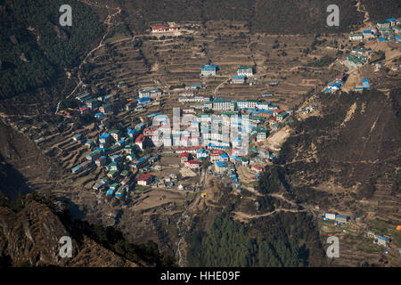 Ein Blick vom Kongde Blick hinunter auf Namche, das größte Dorf im Khumbu, der Everest-Region, Nepal Stockfoto