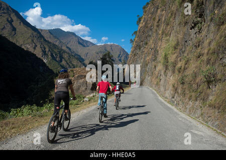 Mountainbike-Touren in der Nähe der Grenze zu Tibet, Nepal Stockfoto