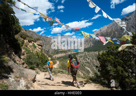 Gebetsfahnen markieren einen Höhepunkt in der Spur, Dolpa Region, Nepal Stockfoto