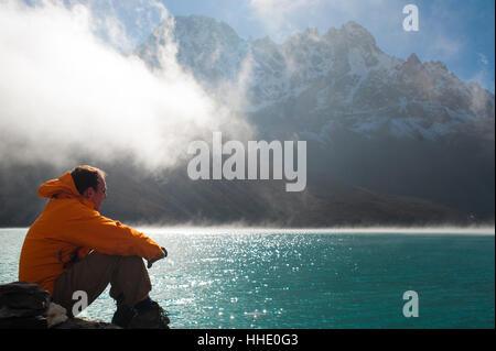 Ein Trekker in der Everest-Region blickt über Gokyo See, Khumbu-Region, Nepal Stockfoto