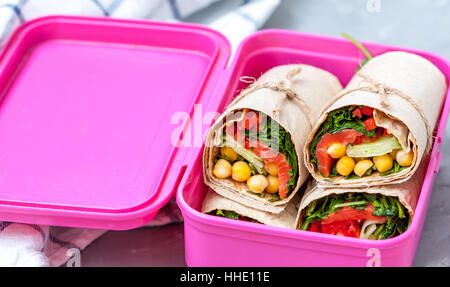 Wraps mit Lachs und Kichererbsen in ein Lunchpaket. Stockfoto