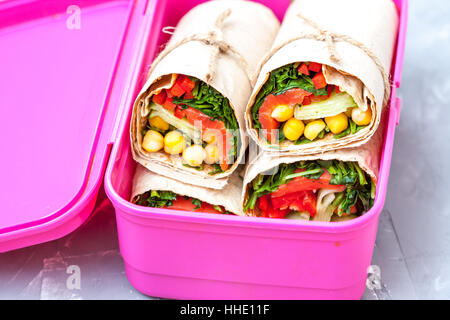 Wraps mit Lachs und Kichererbsen in ein Lunchpaket. Stockfoto