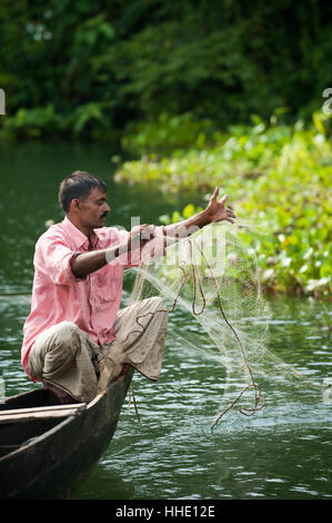 Ein Mann zieht in seinem Fischernetz auf Kaptai See, Chittagong Hill Tracts, Bangladesch Stockfoto