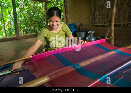 Eine Frau webt traditionelle Kleidung mit einer Hand Webstuhl, Chittagong Hill Tracts, Bangladesch Stockfoto