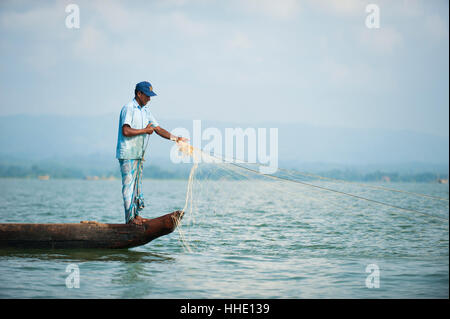 Angelboote/Fischerboote auf Kaptai See, Chittagong Hill Tracts, Bangladesch Stockfoto