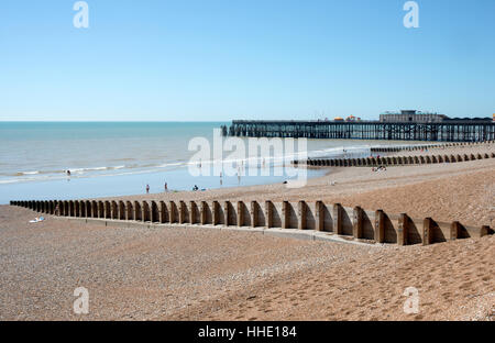 Der Strand und Pier in Hastings, East Sussex, UK Stockfoto