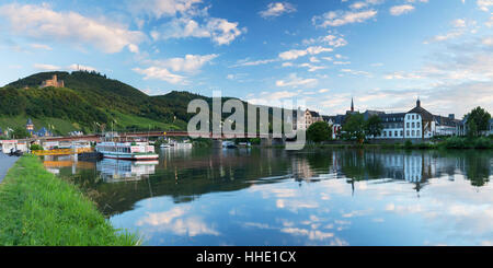 Blick auf Mosel und Bernkastel-Kues, Rheinland-Pfalz, Deutschland Stockfoto