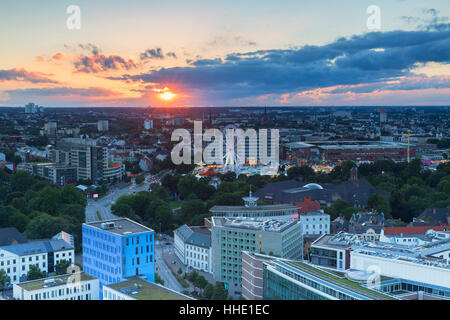 Blick auf St. Pauli bei Sonnenuntergang, Hamburg, Deutschland Stockfoto