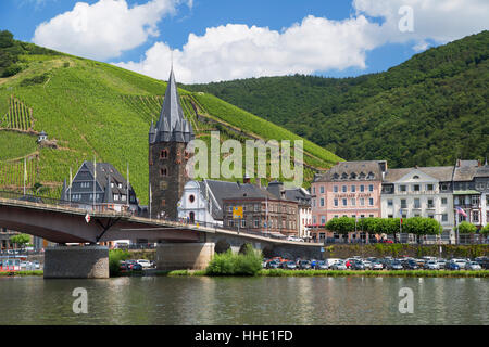 Mosel und St. Michael Kirche, Bernkastel-Kues, Rheinland-Pfalz, Deutschland Stockfoto