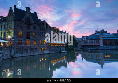 Canalside Cafés an der Leie Kanal bei Sonnenuntergang, Gent, Flandern, Belgien Stockfoto