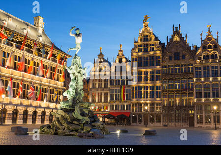 Rathaus (Stadhuis) und Zunfthäuser in Hauptmarkt, Antwerpen, Flandern, Belgien Stockfoto