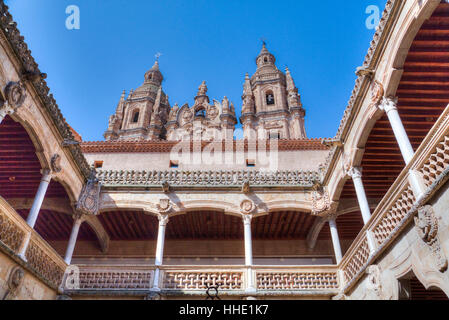 Haus der Muscheln innen- und Clerecia Kirche im Hintergrund, UNESCO, Castilla y León, Salamanca, Spanien Stockfoto