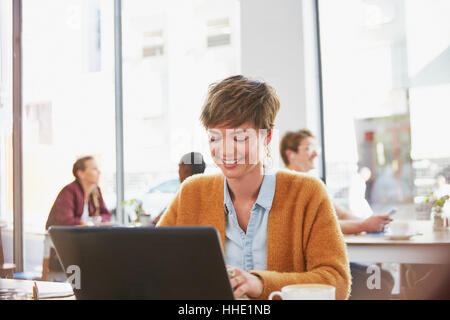 Geschäftsfrau, trinken Kaffee arbeiten am Laptop im café Stockfoto