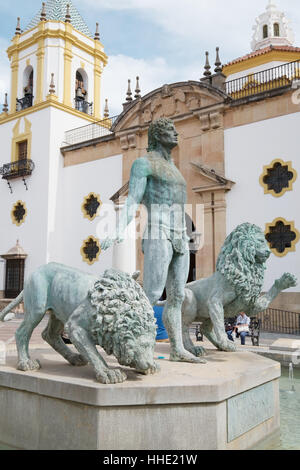 Hercules und zwei Löwen Statue im Plaza del Socorro, Ronda, Andalusien, Andalusien, Spanien Stockfoto