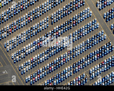 Luftaufnahme einer Auto-Distribution Center, neue Autos geparkt in Reihen auf einem Grundstück zum Verkauf bereit. Stockfoto