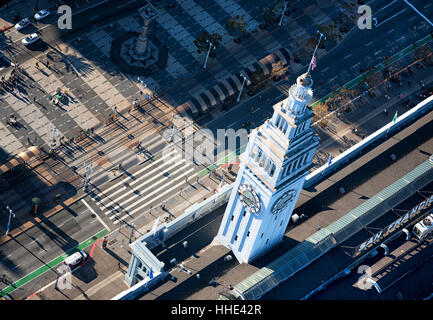 Luftaufnahme von Ferry Building in San Francisco, der Uhrturm und umliegenden Straßen und am Wasser. Stockfoto