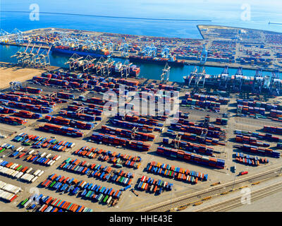 Luftbild von der Container-Hafen in San Pedro in Los Angeles, Schiffe und Container warten auf laden. Eine kommerzielle Fracht-Werft. Stockfoto