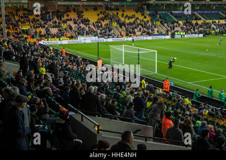 Norwich FC Vs FC Brentford Fußballspiel im Carrow Road Stadium. Fans kommen und beobachten die Spieler Aufwärmen. Stockfoto