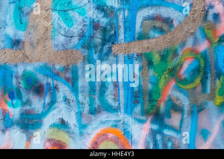 Eine Mauer beschmiert mit bunten Farben, Graffiti, street-Art, in der Nähe. Stockfoto