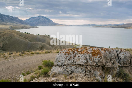 Der Stausee und die Umgebung einschließlich der rauen, trockenen hügeligen Landschaft rund um den Shoshone River im Morgengrauen in der Nähe von Wyoming, USA. Stockfoto