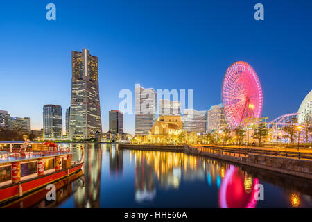 Nachtansicht des Yokohama Skyline in Minato Mirai, Yokohama, Japan. Stockfoto