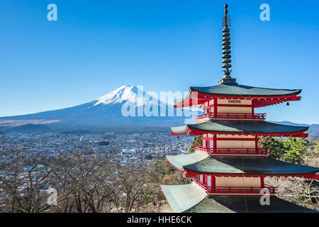 Mt. Fuji mit Chureito-Pagode in Kawagushiko in der Nähe von Tokio, Japan. Stockfoto