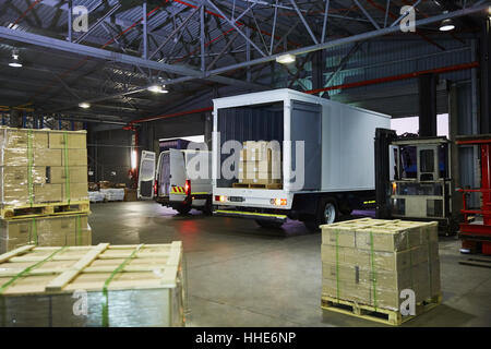 LKW und Karton Paletten am Auslieferungslager laden dock Stockfoto