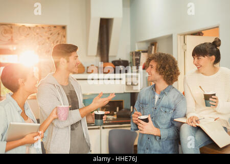 Junge Erwachsene hängen Kaffeetrinken im Gespräch Stockfoto