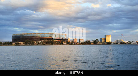 Perth Optus Stadion neben dem Swan River. Stockfoto