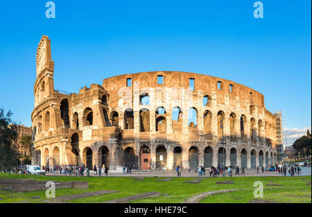 Blick auf den Sonnenuntergang des Kolosseums in Rom in Italien. Stockfoto