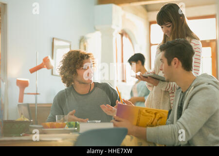 Junge Freunde-College-Studenten studieren mit Buch und digital-Tablette am Tisch Stockfoto