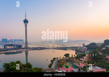Blick auf Macau Tower und den Sonnenuntergang in Macau, China. Stockfoto