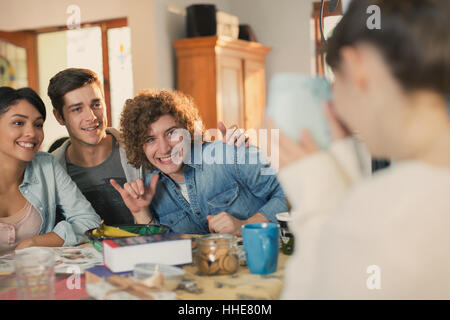 Junge Frau Freunde mit Sofortbild-Kamera fotografieren Stockfoto