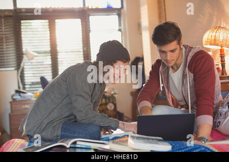 Junge Männer College-Studenten studieren mit laptop Stockfoto