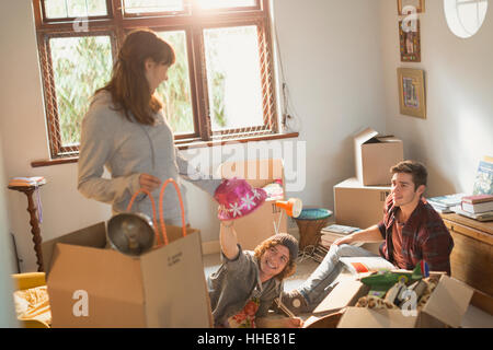 Junger Freund Mitbewohner Auspacken in Wohnung Stockfoto