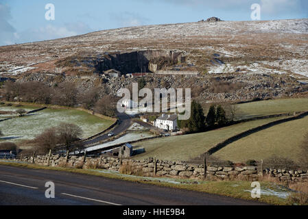 Merrivale ein Dörfchen auf Dartmoor Devon UK von einem alten Granitsteinbruch und die Grundnahrungsmittel Tor übersehen Stockfoto