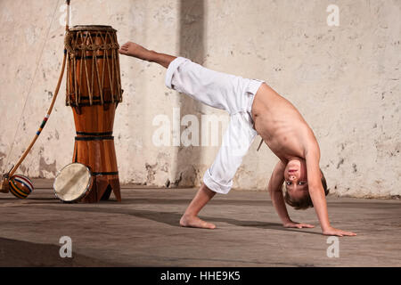 Junge Capoeira Kampfkünstler neben Berimbau Erdgeschoss Stockfoto