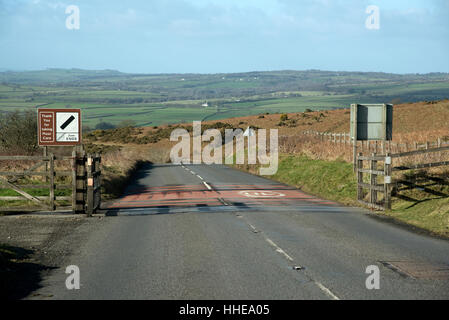 Eingang und Ausgang Rinder Gitter Tor zum Nationalpark Dartmoor in Devon England UK Stockfoto