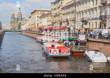 Touristischen Kreuzfahrt Boote am Gribojedow-Kanal (erbaut 1739), Gostinyy Dvor, St.Petersburg Russland Stockfoto