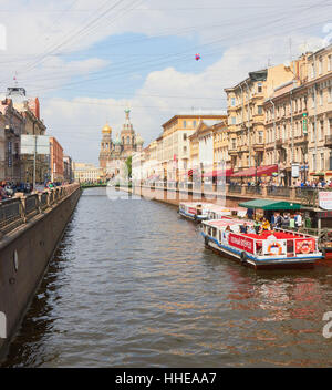 Touristischen Kreuzfahrt Boote am Gribojedow-Kanal (erbaut 1739), Gostinyy Dvor, St.Petersburg Russland Stockfoto