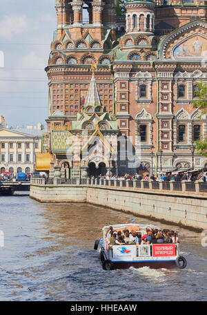 Touristischen Kreuzfahrtschiff am Gribojedow-Kanal (erbaut 1739), Gostinyy Dvor, St.Petersburg Russland Stockfoto