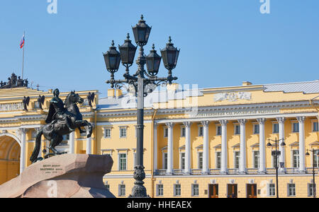 Bronzene Reiterstatue und der Admiralität Gebäude, Palace Embankment, St.Petersburg Russland Stockfoto