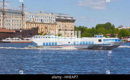 Zwei rasende Boote auf dem Fluss Neva St. Petersburg Russland Stockfoto