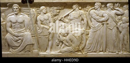 Relief mit der Darstellung der Macht der Regierung. Auf der rechten Seite ist eine Abbildung der Staatskunst durch ein Verteidiger der Freiheiten und Rechte des Menschen flankiert. US Supreme Court, Washington DC. USA. Stockfoto