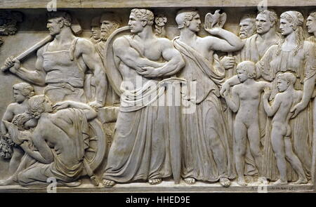 Relief mit der Darstellung der Macht der Regierung. Auf der rechten Seite ist eine Abbildung der Staatskunst von einer Wahrung der Freiheiten und Rechte des Menschen flankiert. US Supreme Court, Washington DC. USA. Stockfoto