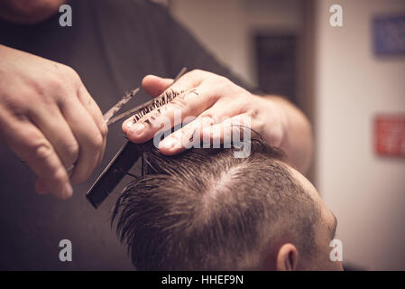 Haarschnitt perfekt aussehen zu machen. Mann immer Haarschnitt von Friseur am Barbershop. Vintage-Look. Stockfoto