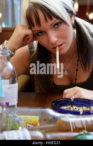 Junges Mädchen Konsum von Alkohol und Nikotin Stockfoto