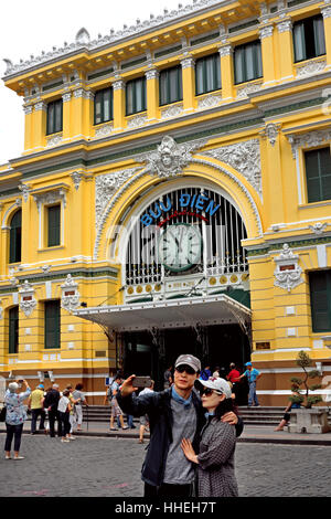 Liebe Jugendliche machen eine Selfie - Old Railway Station Ho Chi Minh City Center (HCMC) Saigon (schwindelerregend hoch, Oktan, Stadt von Handel, Gewerbe und Kultur) Sozialistischen Republik Vietnam Stockfoto